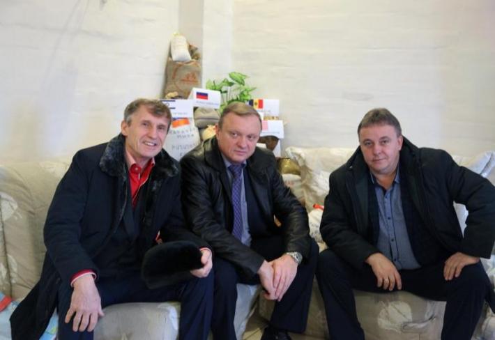 Два Мельниченко - Борис и Василий и Яков Энгель перед выпечкой каравая.